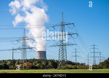 Lingen, Deutschland. 18. Oktober 2022. Stromleitungen vor dem Kernkraftwerk Emsland. Die verbleibenden drei deutschen Kernkraftwerke sollen bis zum 15. April 2023 in Betrieb bleiben dürfen. Dies beschloss Bundeskanzler Olaf Scholz (SPD). (To dpa 'Scholz legt den Fuß zurück: Drei Kernkraftwerke sollten länger laufen können') Quelle: Sina Schuldt/dpa/Alamy Live News Stockfoto