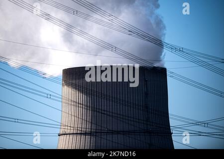 Lingen, Deutschland. 18. Oktober 2022. Stromleitungen vor dem Kernkraftwerk Emsland. Die verbleibenden drei deutschen Kernkraftwerke sollen bis zum 15. April 2023 in Betrieb bleiben dürfen. Dies beschloss Bundeskanzler Olaf Scholz (SPD). (To dpa 'Scholz legt den Fuß zurück: Drei Kernkraftwerke sollten länger laufen können') Quelle: Sina Schuldt/dpa/Alamy Live News Stockfoto