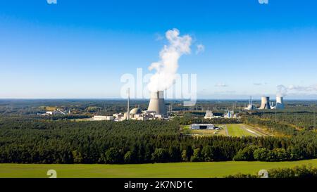 Lingen, Deutschland. 18. Oktober 2022. Das Kernkraftwerk Emsland (Luftaufnahme mit Drohne). Die verbleibenden drei deutschen Kernkraftwerke sollen bis zum 15. April 2023 in Betrieb bleiben dürfen. Dies beschloss Bundeskanzler Olaf Scholz (SPD). (To dpa 'Scholz legt den Fuß zurück: Drei Kernkraftwerke sollten länger laufen können') Quelle: Sina Schuldt/dpa/Alamy Live News Stockfoto