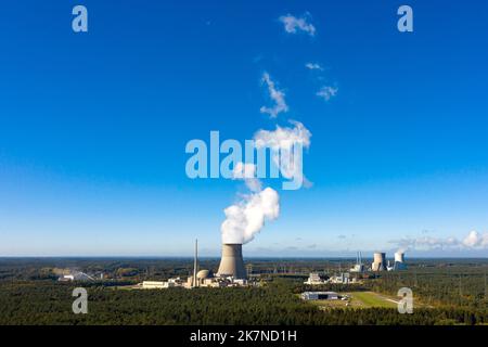 Lingen, Deutschland. 18. Oktober 2022. Das Kernkraftwerk Emsland (Luftaufnahme mit Drohne). Die verbleibenden drei deutschen Kernkraftwerke sollen bis zum 15. April 2023 in Betrieb bleiben dürfen. Dies beschloss Bundeskanzler Olaf Scholz (SPD). (To dpa 'Scholz legt den Fuß zurück: Drei Kernkraftwerke sollten länger laufen können') Quelle: Sina Schuldt/dpa/Alamy Live News Stockfoto