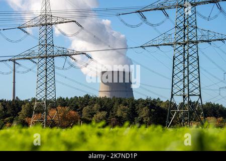 Lingen, Deutschland. 18. Oktober 2022. Stromleitungen vor dem Kernkraftwerk Emsland. Die verbleibenden drei deutschen Kernkraftwerke sollen bis zum 15. April 2023 in Betrieb bleiben dürfen. Dies beschloss Bundeskanzler Olaf Scholz (SPD). (To dpa 'Scholz legt den Fuß zurück: Drei Kernkraftwerke sollten länger laufen können') Quelle: Sina Schuldt/dpa/Alamy Live News Stockfoto