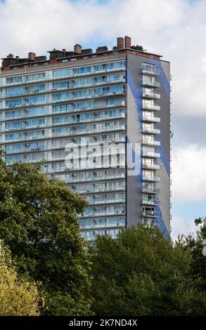 Molenbeek, Region Brüssel-Hauptstadt, Belgien, 10 16 2022 - Blick über den Stadtpark Scheutbos und die Hochhäuser Stockfoto