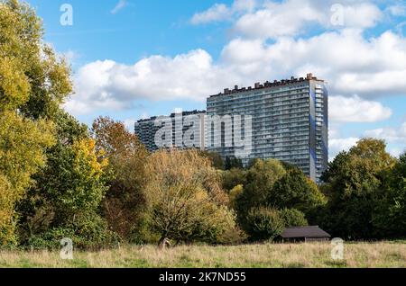 Molenbeek, Region Brüssel-Hauptstadt, Belgien, 10 16 2022 - Blick über den Stadtpark Scheutbos und die Hochhäuser Stockfoto