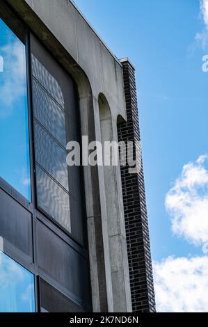 Molenbeek, Region Brüssel-Hauptstadt, Belgien, 10 16 2022 - Abstraktes Design eines Geschäftsgebäudes Stockfoto