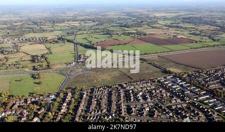 Luftaufnahme eines Teils der neuen Leeds Outer Ring Road A6120 in Redhall, nahe Shadwell auf der Nordseite von Leeds, wo sie die Wetherby Road überquert Stockfoto