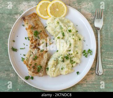 Gebratenes Fischfilet mit Kohlrabi-Püree auf einem Teller. Gesunde kohlenhydratarme Mahlzeit Stockfoto