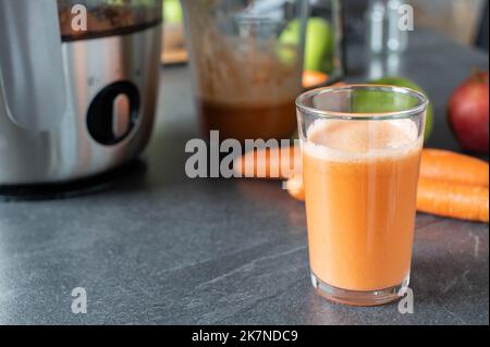 Glas mit frischem Saft auf dem Tisch Stockfoto