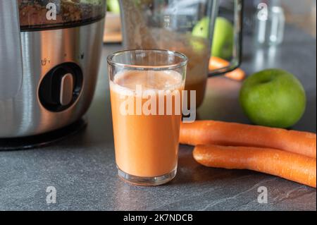 Frisch gepresster Saft mit Karotten und grünem Apfel Stockfoto