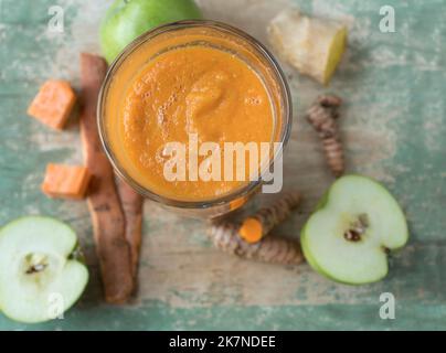 Süßkartoffel-Smoothie mit grünen Äpfeln, Kurkuma und Ingwer Stockfoto