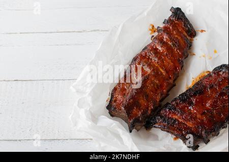 Grillen Sie Schweineribs auf weißem Holzhintergrund Stockfoto