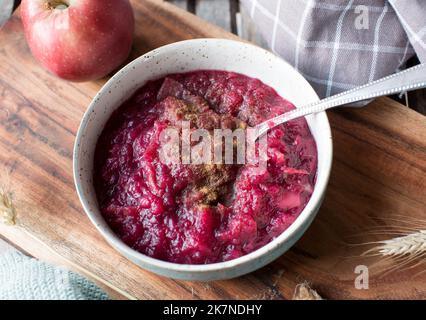 Geschmorte Äpfel mit Heidelbeeren und Zimt Stockfoto
