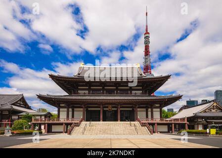 Haupthalle von zojoji und tokyo Tower in japan. Übersetzung: Zojoji-Tempel. Stockfoto