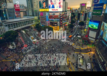 12. Juni 2019: Shibuya Crossing, eine weltberühmte und ikonische Kreuzung vor dem Shibuya Bahnhof, Tokio, japan. Hunderte von p Stockfoto