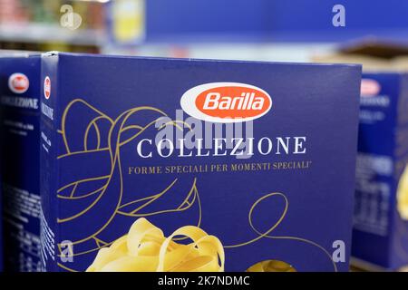 Tjumen, Russland-26. Mai 2022: Barilla collezione auf einem Supermarktregal. Die Barilla-Gruppe produziert verschiedene Arten von Pasta, selektiver Fokus Stockfoto
