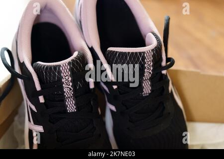 Tjumen, Russland-17. August 2022: ASICS Corporation ist ein japanischer Hersteller von Sportgeräten. Stockfoto