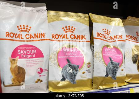 Tjumen, Russland-17. August 2022: Royal Canin eine berühmte Marke für verarbeitetes Futter für Hunde und Katzen. Stockfoto