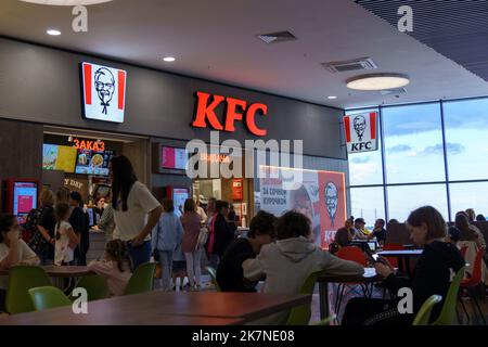 Tjumen, Russland-12. August 2022: KFC-Restaurant im Einkaufszentrum. Firmenlogo. Stockfoto