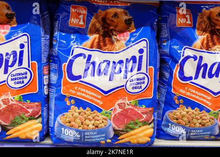 Tjumen, Russland-August 17, 2022: Hundefutter chappi bereit zum Verkauf im Supermarkt. Selektiver Fokus Stockfoto