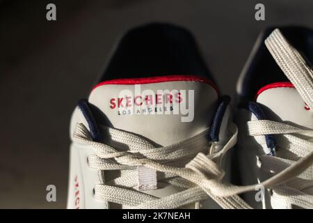 Tjumen, Russland-01. Oktober 2022: Skechers Schuhe. Trendige Sportswear-Sneaker zum Laufen, Gehen. Stockfoto