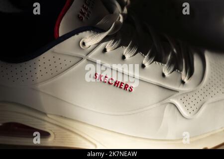 Tjumen, Russland-01. Oktober 2022: Sneakers Logo weiß los angeles von Skechers. Selektiver Fokus Stockfoto