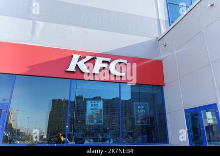 Tjumen, Russland-01. Oktober 2022: KFC-Restaurant im Einkaufszentrum. Firmenlogo. Stockfoto