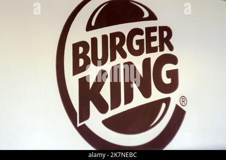 Tjumen, Russland, 01. Oktober 2022: Burger King-Logo. Fastfood-Restaurant. Selektiver Fokus Stockfoto