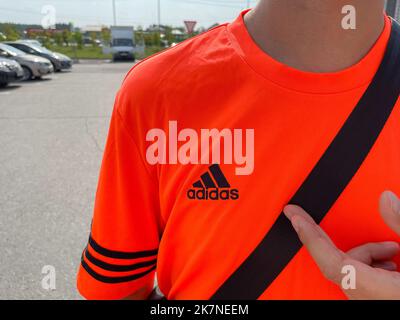 Tjumen, Russland-30. August 2022: Adidas Logo auf man-T-Shirt. Adidas ist deutscher Designer und Hersteller von Sportbekleidung und Accessoires Stockfoto