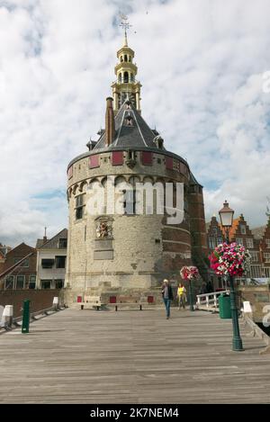 Der Hoofdtoren, ein Verteidigungsturm aus dem Jahr 1531 am Eingang zum Hafen von Hoorn. Vor dem Turm befindet sich die hölzerne Landung, die Houten Hoofd genannt wird. Stockfoto