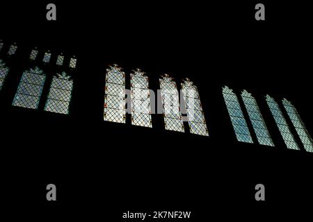 Eine Reihe von Buntglasfenstern in St. Peter's Church, Winchcombe, Gloucestershire Stockfoto