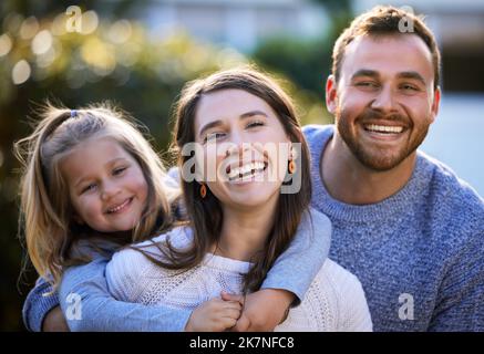 Im Freien zu sein, hebt unsere Stimmung immer wieder auf. Porträt einer glücklichen Familie, die sich im Freien verbindet. Stockfoto