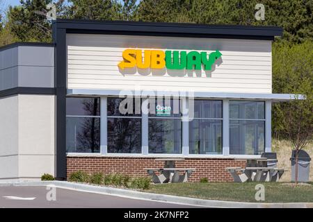 HAMMOND, WI, USA - 1. MAI 2021: Außenansicht des U-Bahn-Restaurants und Markenlogo. Stockfoto