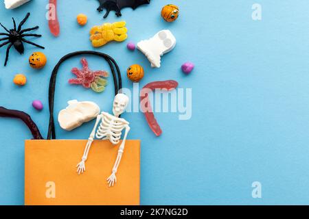 Trick or Treat halloween Süßigkeiten aus einer orangen Tasche kommen Stockfoto