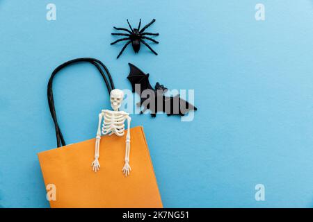 Leerer Trick or Treat halloween Süßigkeitenbeutel mit einem Skelett Stockfoto