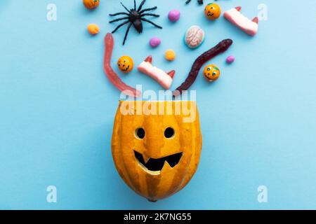 Trick or Treat halloween Süßigkeiten aus einem Kürbiskopf kommen Stockfoto