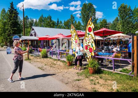Foto-Freund für Touristen; Mountain High Pizza Pie; Talkeetna, kleine handwerkliche Gemeinschaft & Staging Area für über 1.000 Kletterer jährlich, die versuchen Stockfoto