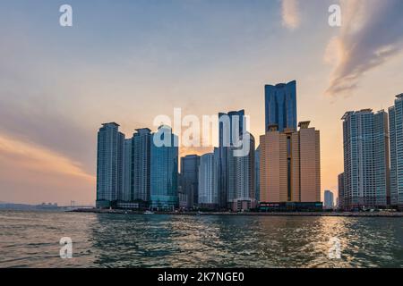 Busan Südkorea, Skyline bei Sonnenuntergang am Yachthafen von Busan und der Gwangandaegyo-Brücke Stockfoto