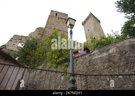 Die Caldora-Burg oder die Burg Cantelmo ist eine alte Festung der Abruzzen, die sich im historischen Zentrum von Pacentro in der Provinz L'Aquila befindet Stockfoto