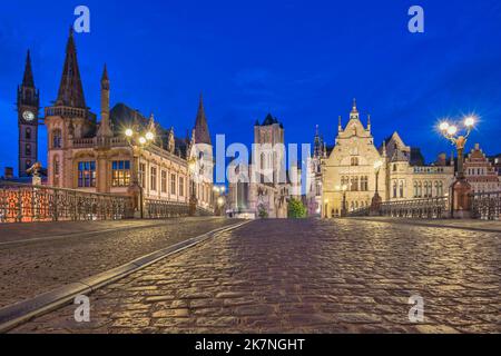 Gent Belgien, nächtliche Skyline der Stadt an der St. Michael's Bridge (Sint-Michielsbrug) mit Leie River und Korenlei Stockfoto