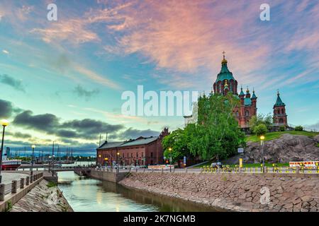 Helsinki Finnland, Skyline von Sonnenaufgang in der Uspenski-Kathedrale Stockfoto