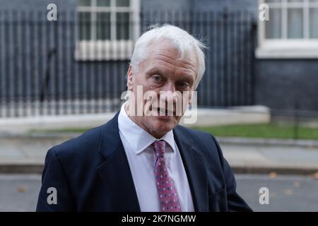 London, Großbritannien. 18.. Oktober 2022. Der Staatsminister (Minister für Klima) Graham Stuart verlässt die Downing Street 10, nachdem er an einer wöchentlichen Kabinettssitzung unter dem Vorsitz von Premierminister Liz Truss teilgenommen hatte. Quelle: Wiktor Szymanowicz/Alamy Live News Stockfoto