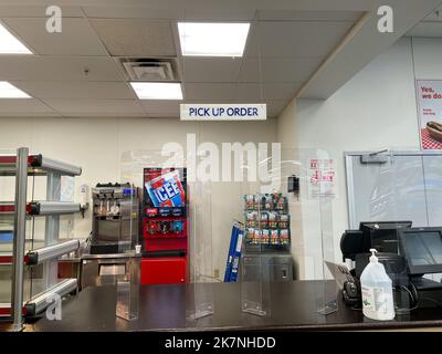 Orlando, FL USA-12. November 2021: Das Schild im Café, auf dem steht, dass die Abholung in einem Sams Club in Orlando, Florida, angeordnet ist. Stockfoto