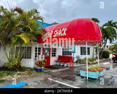 Islamorada, FL USA - 8. August 2022: Außenansicht der Shrimp Shack in Islamorada, Florida. Stockfoto