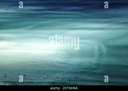 Bidart, Baskenland: Surfer auf einem ruhigen Meer, Atlantikküste Stockfoto