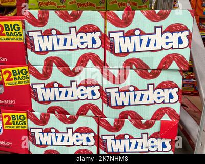 Orlando, FL USA - 22. Januar 2021: Eine Ausstellung von roten Twizzlers Seilbonbons in einem Sams Club-Geschäft in Orlando, Florida. Stockfoto