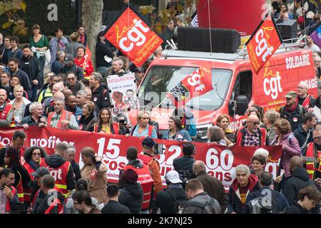 Paris, Frankreich, 18.. Oktober 2022. Demonstranten marschieren mit der französischen Gewerkschafterin CGT während eines landesweiten Streiks und Protesten für höhere Löhne - Jacques Julien/Alamy Live News Stockfoto