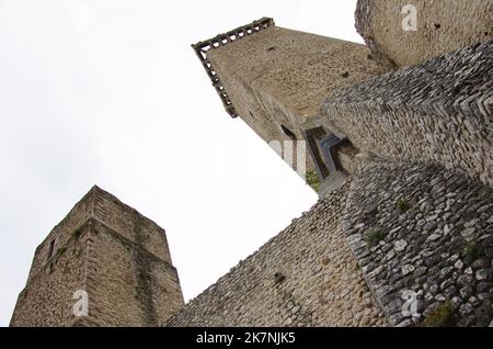 Die Caldora-Burg oder die Burg Cantelmo ist eine alte Festung der Abruzzen, die sich im historischen Zentrum von Pacentro in der Provinz L'Aquila befindet Stockfoto