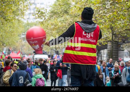 Paris, Frankreich, 18.. Oktober 2022. Demonstranten marschieren während eines nationalen Streiktags und Protesten für höhere Löhne - Jacques Julien/Alamy Live News Stockfoto