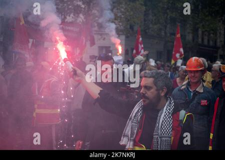 Paris, Frankreich, 18.. Oktober 2022. Die Demonstranten marschieren mit einem Teilnehmer, der während eines nationalen Streiktags und bei Protesten für höhere Löhne einen Funken hält - Jacques Julien/Alamy Live News Stockfoto