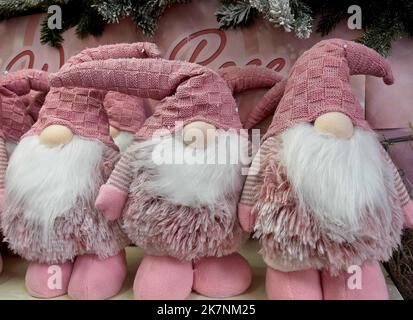 3 Weihnachtsgeschmeichelte Gonks mit einem rosa weihnachtsmann-Hut Stockfoto