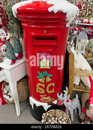 Schneebedeckte Weihnachts-Postbox zum Weihnachtsmann Stockfoto